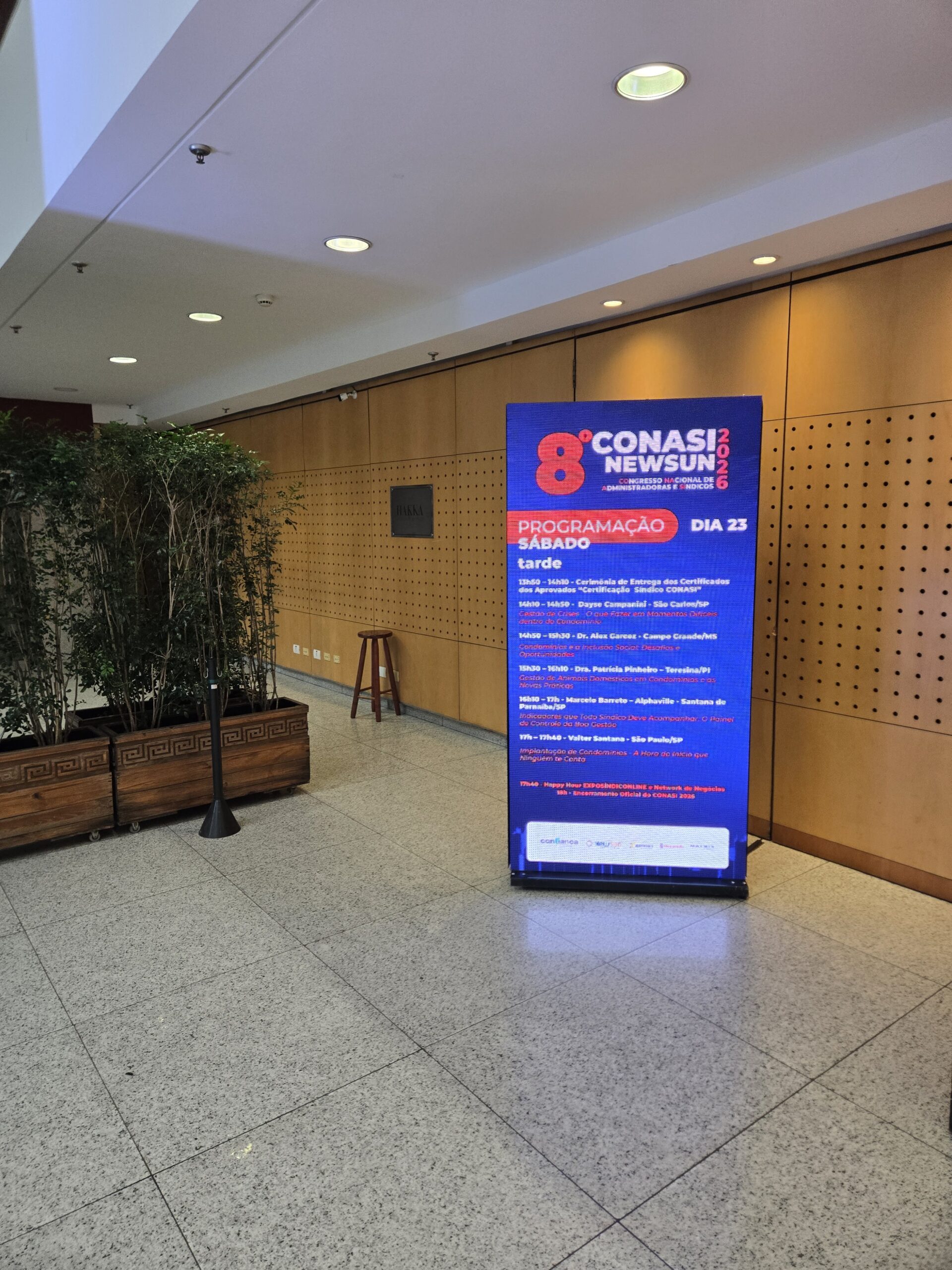 Totem Banner LED para recepção, sinalização e eventos